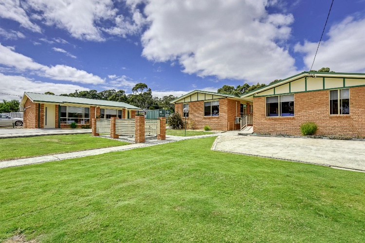 2 Bedrooms Quadruple Cottage