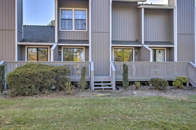 Modern Townhome w/ Deck & Golf Course Views!