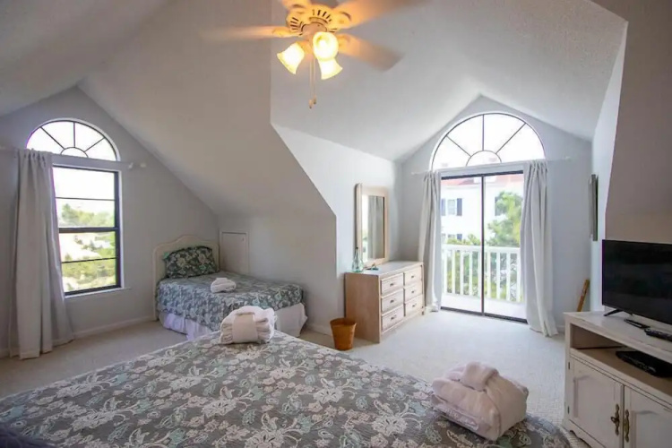 727 Seahorse Rd
