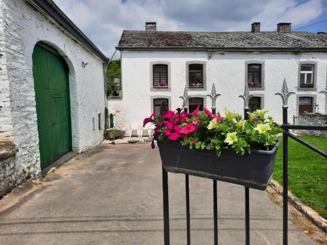 Cottage with garden view