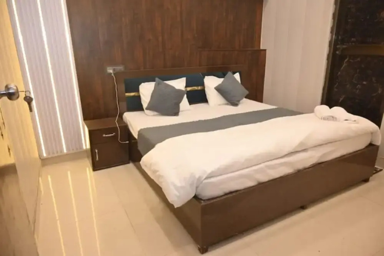 Goroomgo Narayan Niwas Homestay Ayodhya