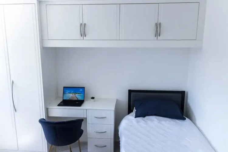 Catsbrook House - Sleeps 7 - Business Travellers Accommodation