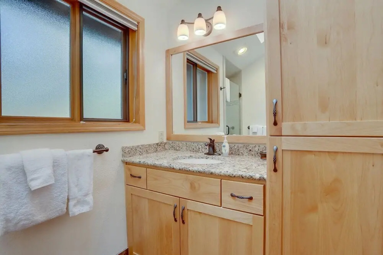 7 Cedar Private Cul-de-sac include Hot Tub with Forest View by RedAwning