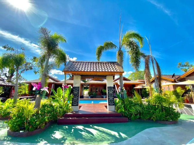 Suite with pool view