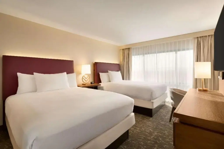 Hilton Phoenix Suites