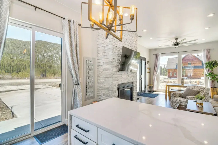 Romantic Mountain Retreat w/ Scenic Views!