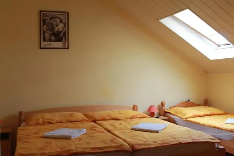 Standard Triple room