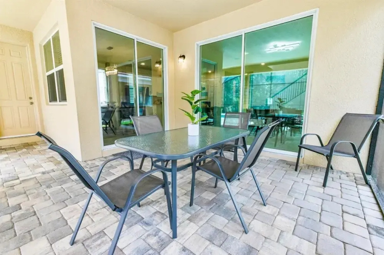 1909 Tropical Palms Circle