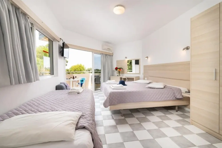Standard Triple room with balcony
