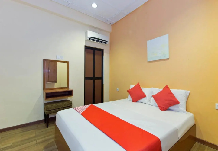 OYO 415 Straits Settlement Inn