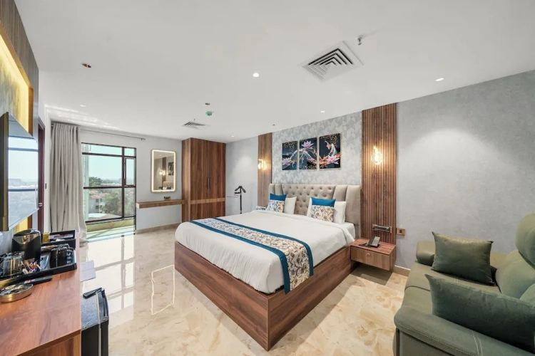 Suite with balcony and with city view