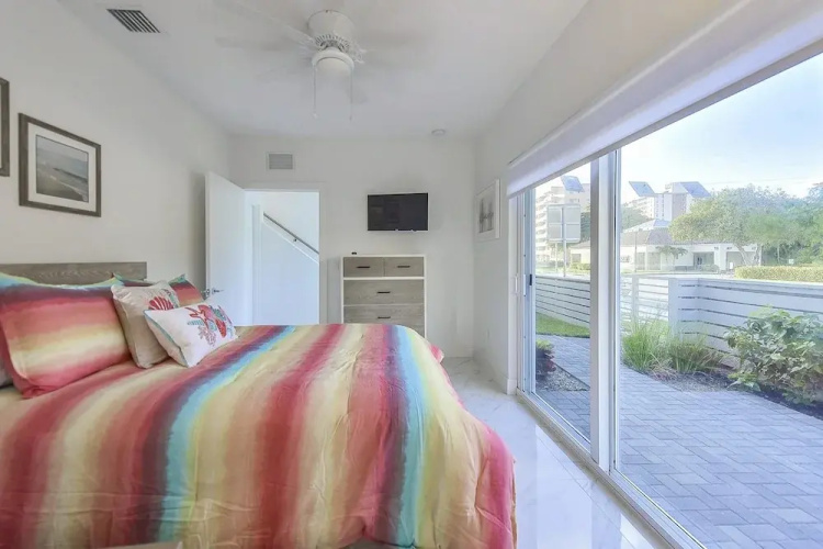 Tri-level Pompano Beach Townhouse by RedAwning