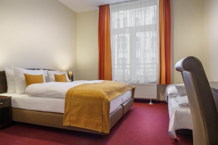 Standard Triple room