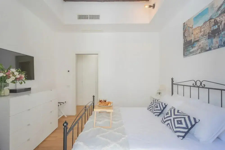 Independence Apartment With Balcony by Rent all Como