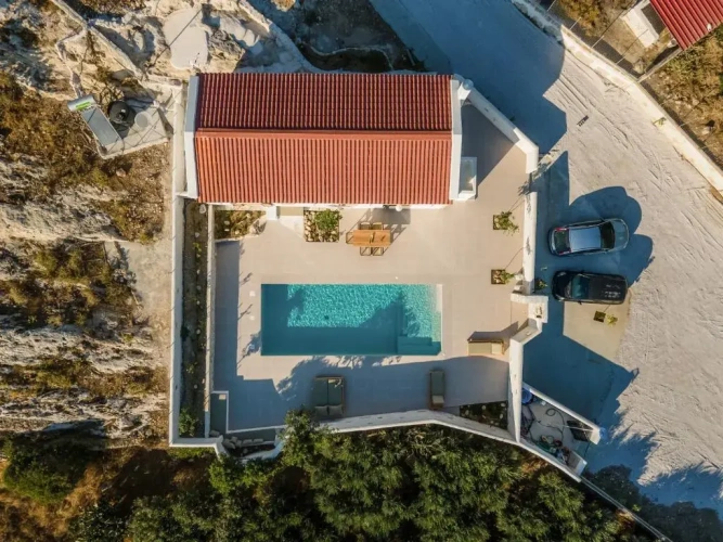2 Bedrooms Villa
