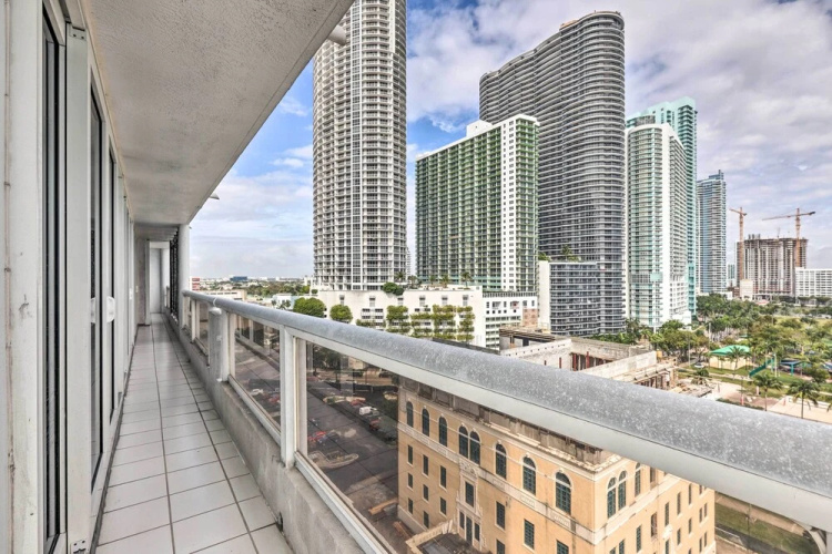 Waterfront High-Rise Condo - Miami Beach 5 Mi