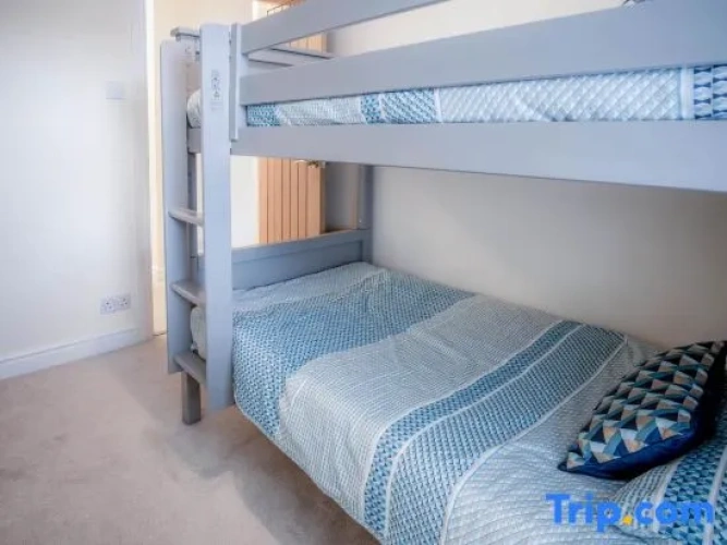3 Bedrooms Apartment