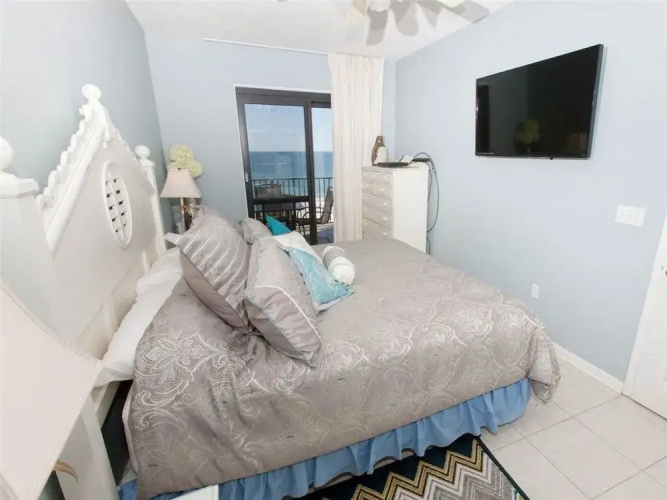 Phoenix VI 1210 - 2 Br condo by RedAwning