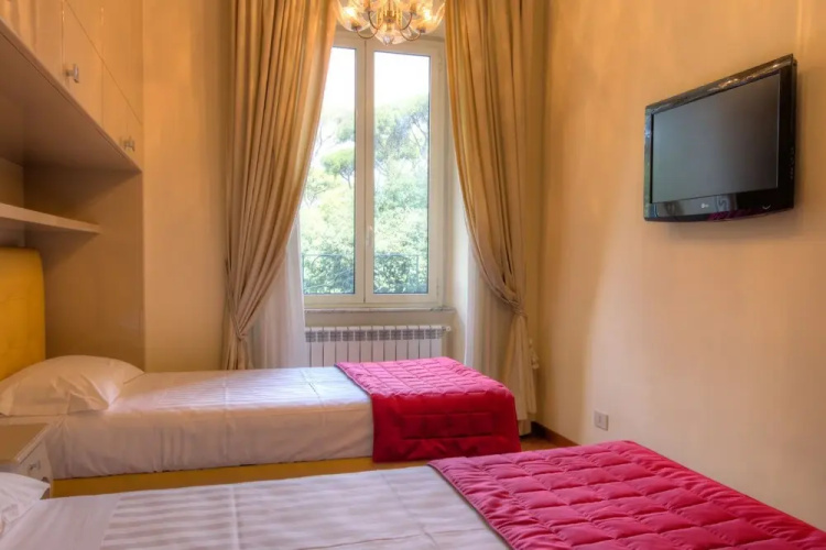 Spanish Steps Hills Apartment