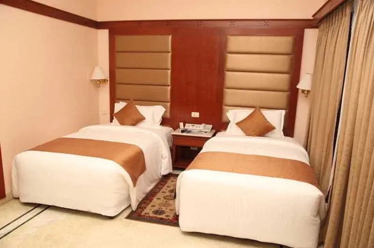 Hotel Ramada Raj Park