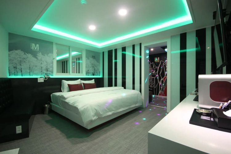 Color M motel