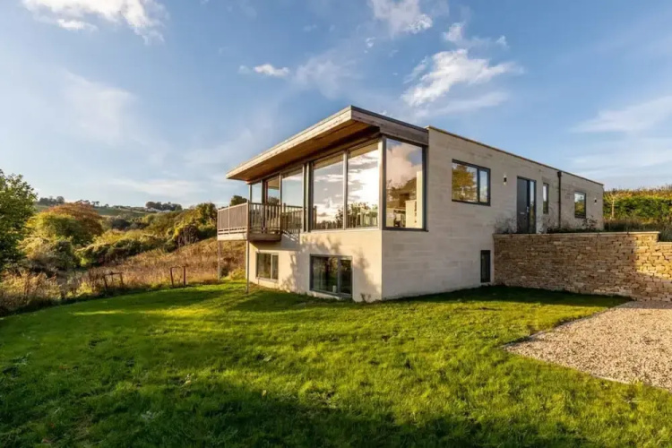 Stunning 5 Bedroom Home With Garden Views
