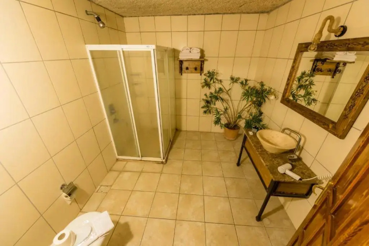 Elite Cave Suites