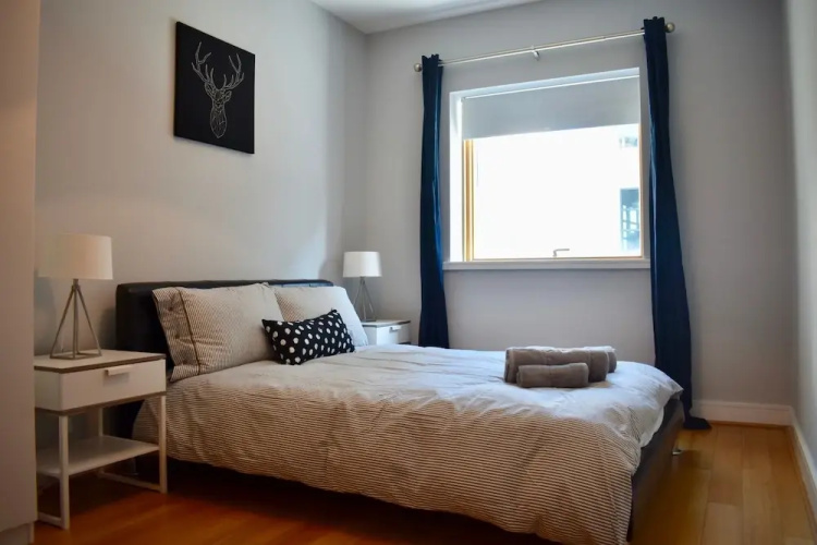 Central 2 Bedroom Flat With Balcony Views