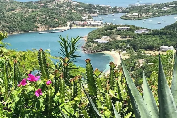 Villa - Sleeps 6 - Pool - Parking - Garden