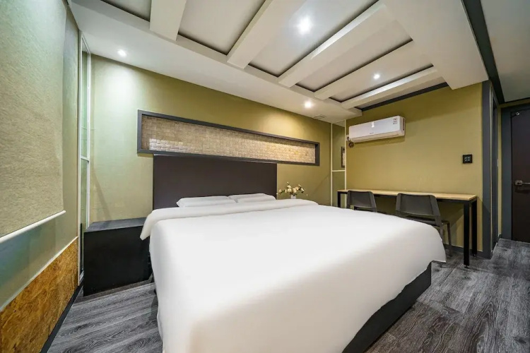 27 Hotel