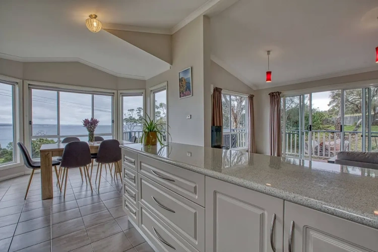 3 Bedrooms Cottage with balcony