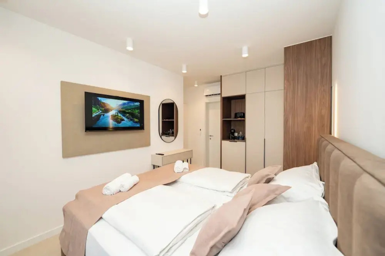 Bumblebee apartments & rooms with pool