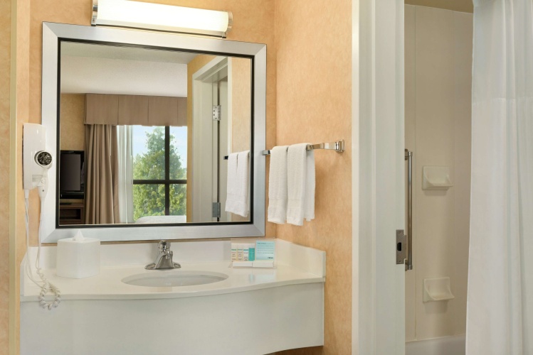 Hampton Inn & Suites by Hilton Langley-Surrey photo 9