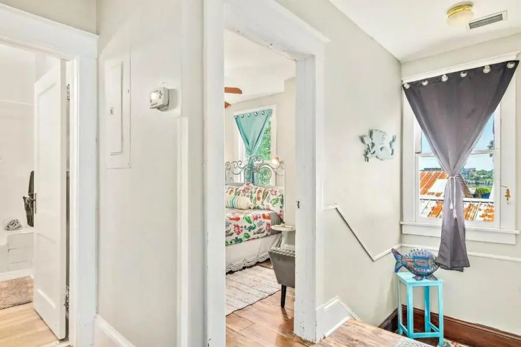 Charming Downtown Carriage Apartment