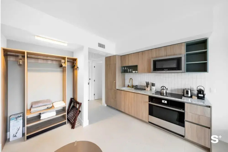 Skyline Chic Downtown Studio Getaway