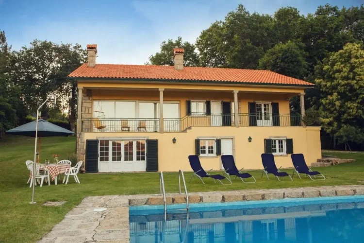 5 Bedrooms Cottage