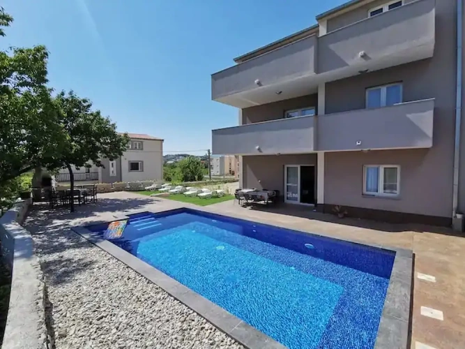 6 Bedrooms Cottage with balcony