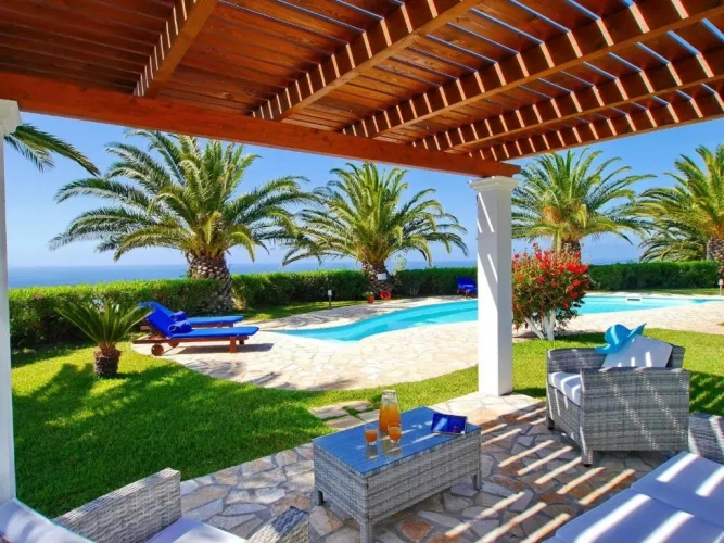 2 Bedrooms Villa