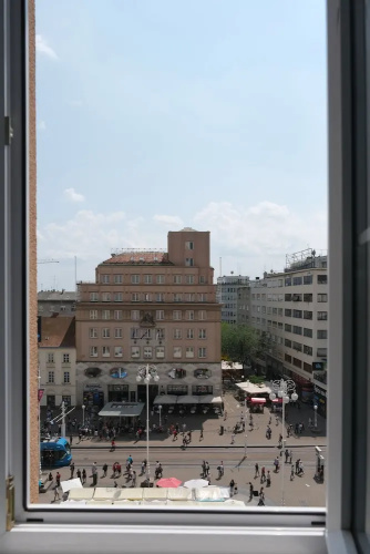 Oval Main Square Apartment