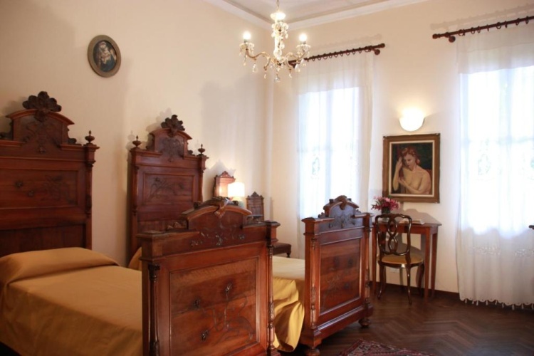 Standard Twin room with garden view