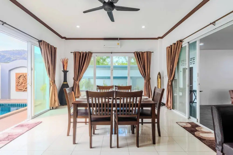 2BR with Pool Near Beaches V267
