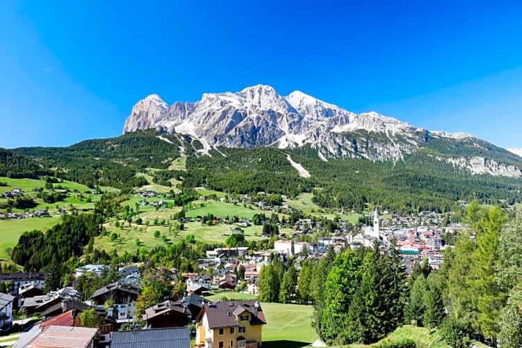 Suite with mountain view