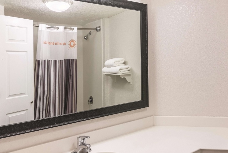 La Quinta Inn & Suites by Wyndham Orlando Airport North photo 10