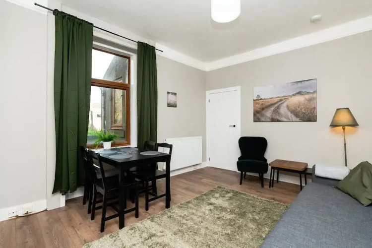 2 Bedroom Flat - Free Parking