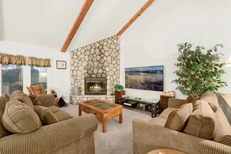 Standard room with balcony and with mountain view