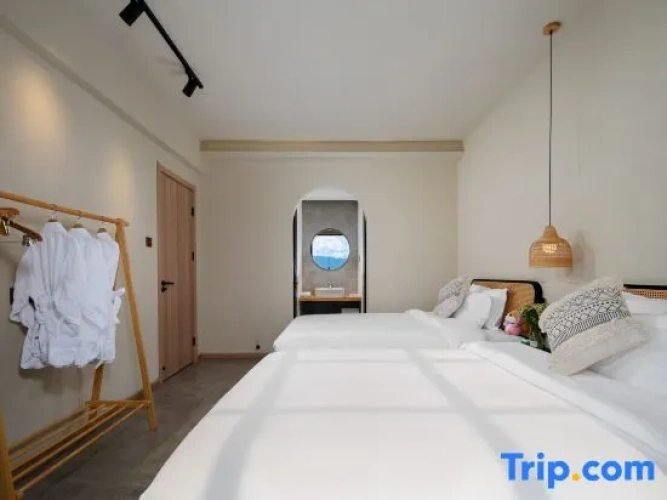 Twin Suite with lake view