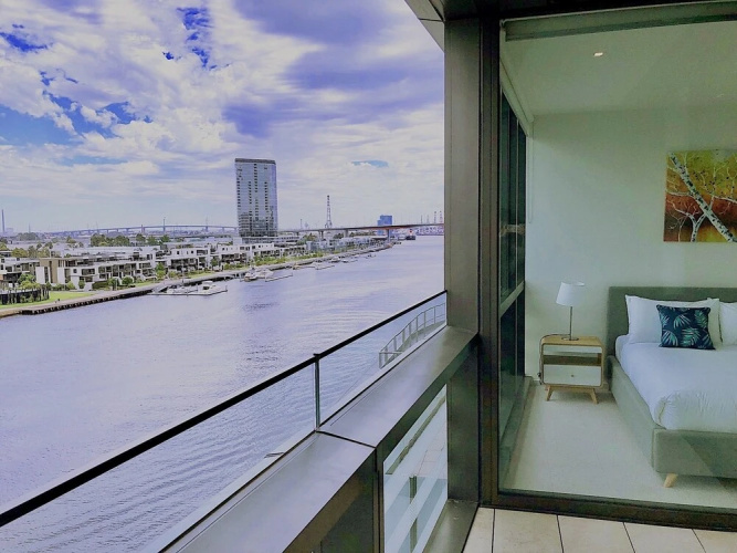 Brilliant Victoria Harbour Waterfront Apartment