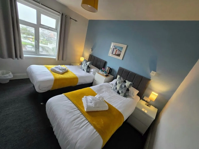 Classic Twin room with partial sea view