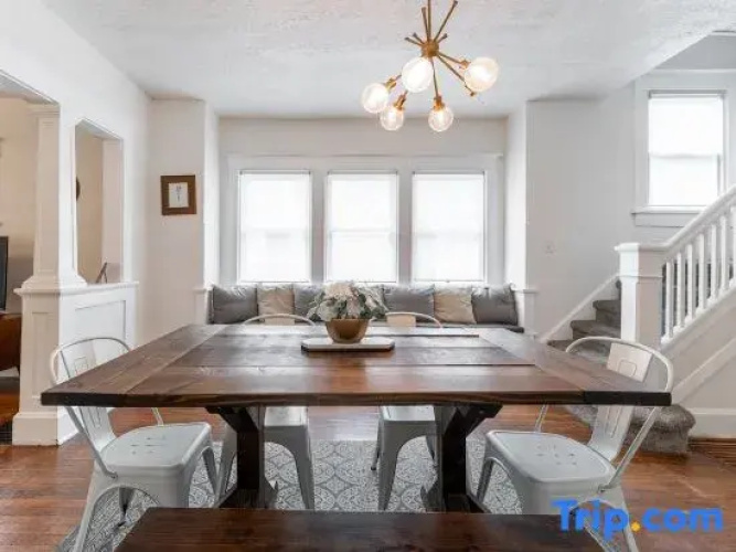 Spacious Duplex for 14 in Downtown