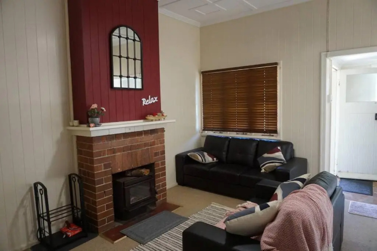 Harris House-2 bedroom unit with INDOOR FIREPLACE Holiday home Stanthorpe